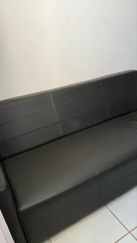 Sofá de couro sintético 