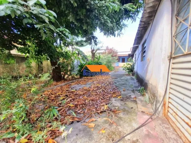 lote plano de 300 M2 com casa recuada