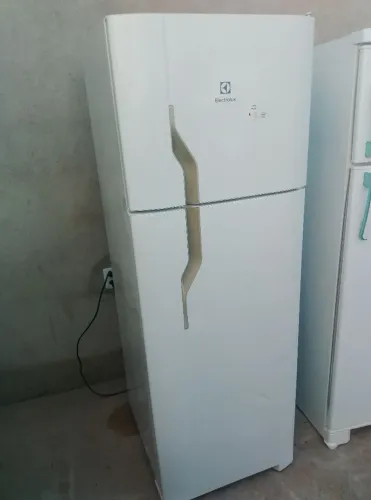 Vendo geladeira Electrolux de 380 litros degelo gelando bem funcionando 