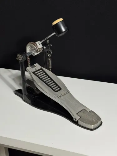Pedal de bumbo Roland