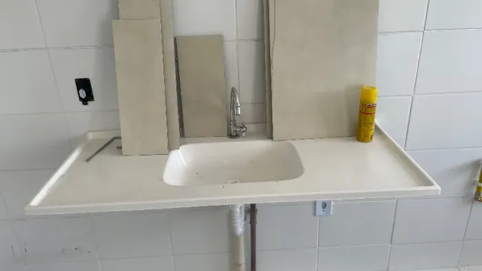 Pia de marmorite com torneira