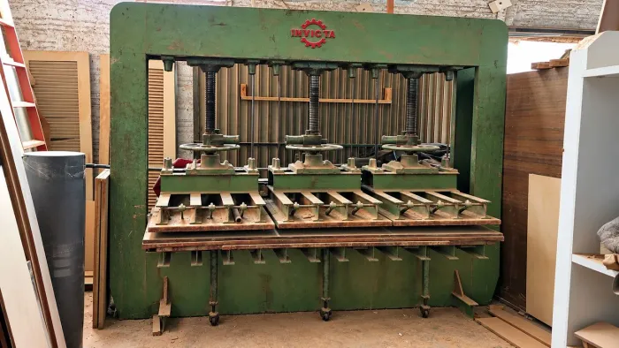 Prensa Invicta 2.60 x 1.25 largura<br>Abre pra frente