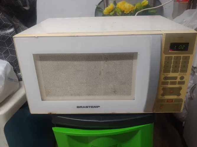 Vende-se um microondas