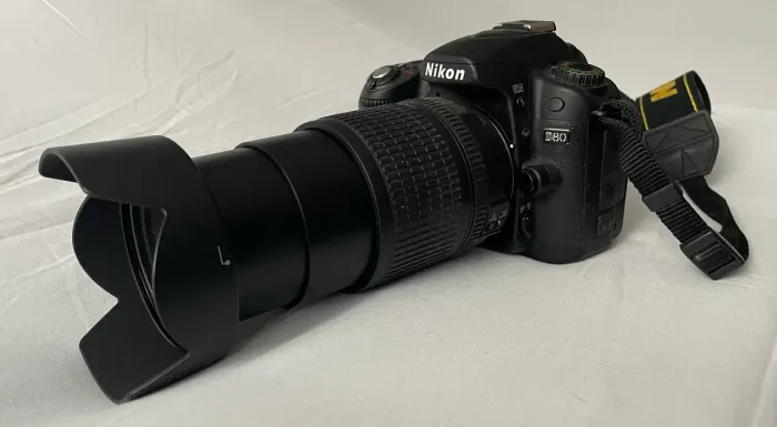Nikon D90 + Lente