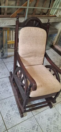 Cadeira de balanço antiga de madeira