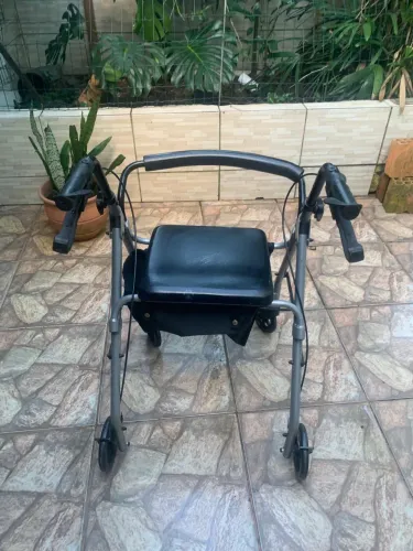 Andador com rodas para idoso. Barbada!