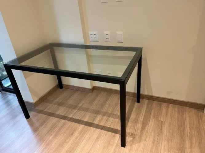 Mesa Tok&Stok Metric 1,30m x 75cm com Tampo de Vidro Temperado