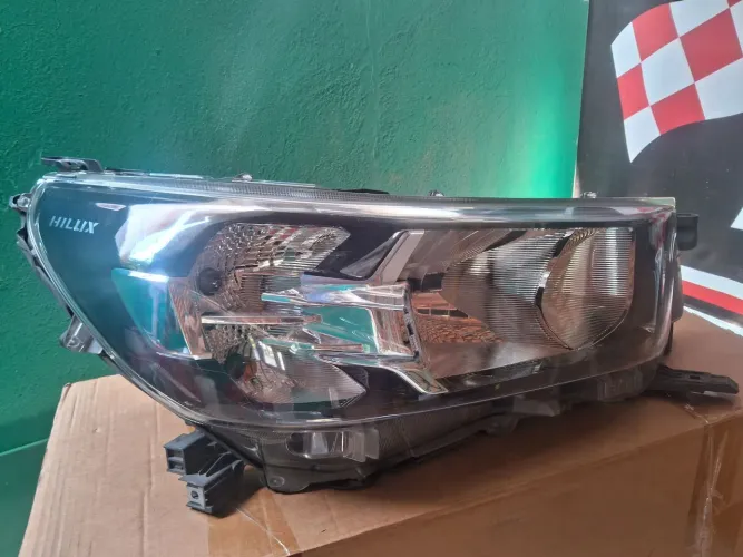 Vendo farol da hilux semi novo original 