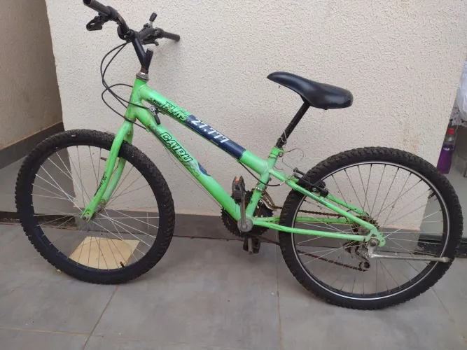 Bicicleta sem o freio dianteiro.