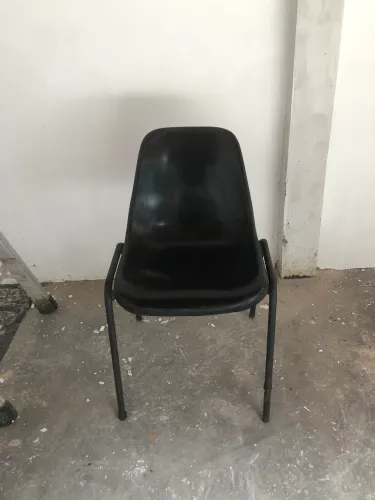 Cadeira pretas estilo industrial escritório escolar antiga