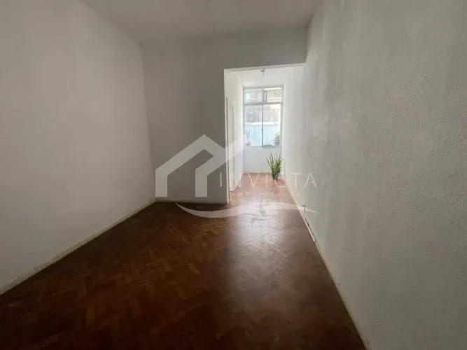 Excelente quarto e sala com dependência a duas quadras da praia no final de Ipanema!