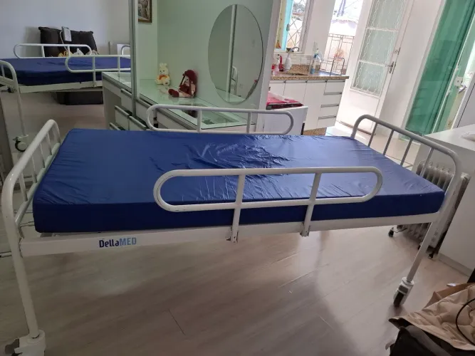 Cama hospitalar manual com 2 manivelas semi nova com colchão 