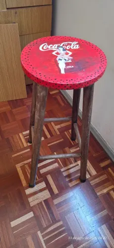 Banqueta alta de madeira