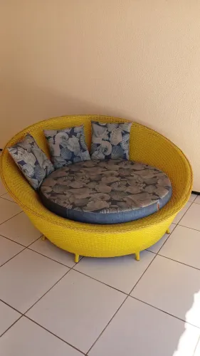 Cadeira Ostra Amarelo, estofada c/ 3 almofadas.