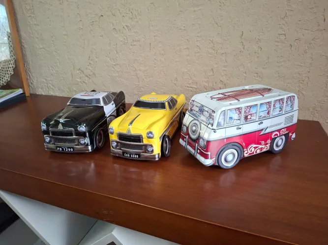 Kit com 3 lindas latas dd biscoito Silver Crane, importado: taxi, carro policia e trailer