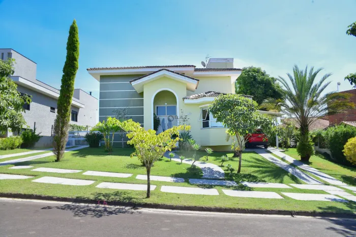 Casa em Condomínio para Locação em Aracoiaba da Serra-SP - 5 quartos, 4 suítes, 2 salas, 4