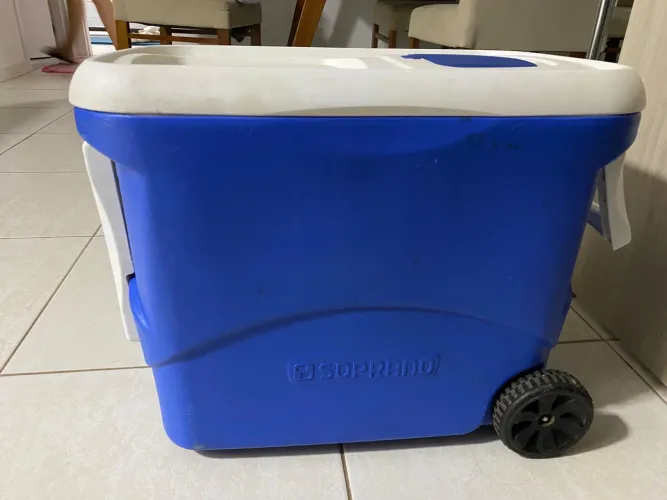 Caixa térmica soprano 50 litros com rodinha 