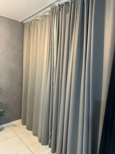 Kit com 2 cortinas Blackout cor cinza 2,70 largura X 2,50 comprimento cada + 1 trilho suíç