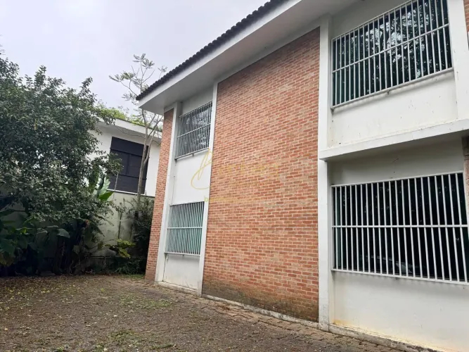 Casa com amplo potencial de retrofit e expansão em meio ao verde Alto da Boa Vista