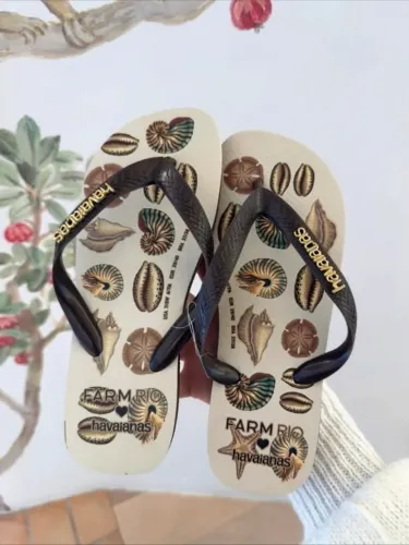 Chinelo havaianas farm conchas