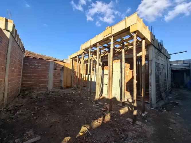 SOBRADO com 3 dormitórios à venda com 125m² por R$ 650.000,00 no bairro Cajuru - CURITIBA 