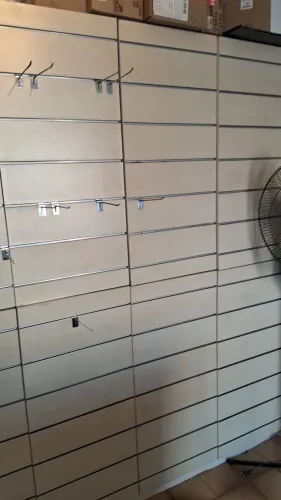 Armário com 10 porta canaletado para ganchos expositores