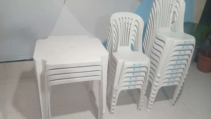 Jogo de 1Mesas e 4 cadeiras plasticas