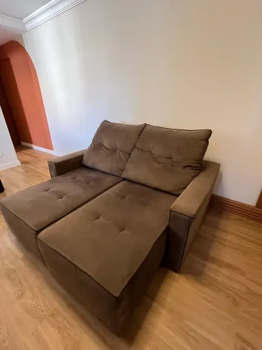 Sofá marrom retrátil e reclinável