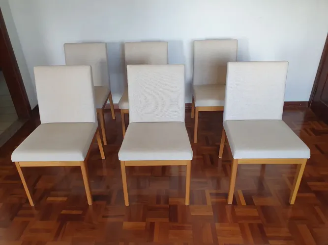 6 Cadeiras estofadas de madeira