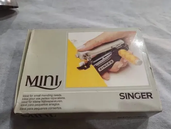 Antiga máquina de costura Mini Singer