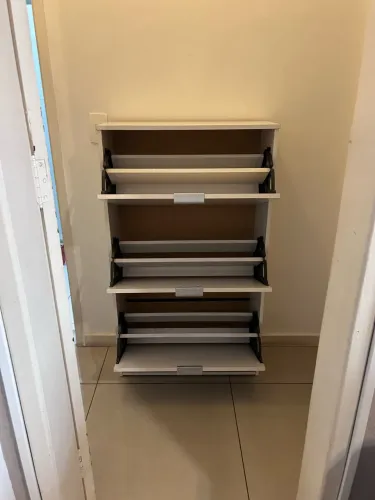 Vendo sapateira semi nova de 3 portas em MDF branco
