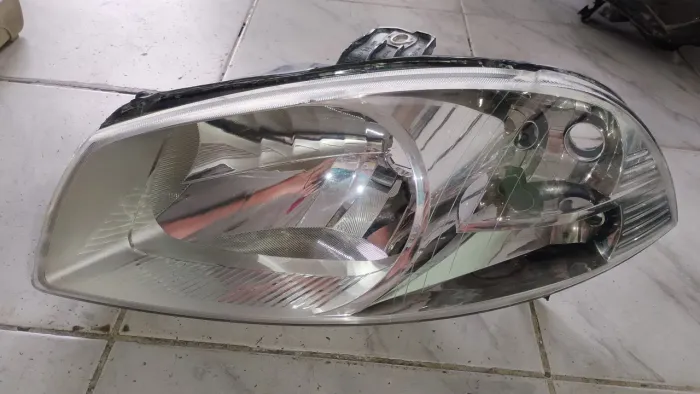 Vendo um par de farol do Siena original marca Fiat