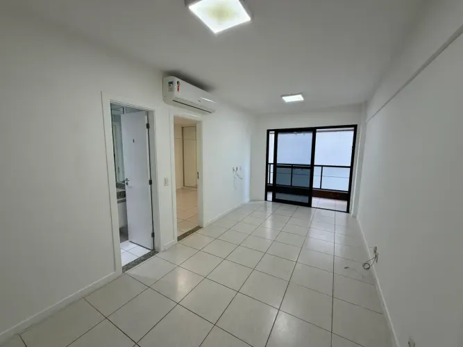 Apartamento amplo, 1/4 e sala, lavabo, varanda, Caminho das Arvóres.