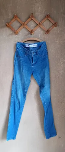 Calça jeans skinny Marisa 36 com detalhes nos bolsos