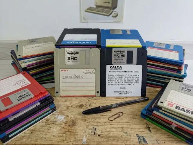 Lote 50 disquetes de 3.5". Marcas e cores sortidas. Usados, no estado