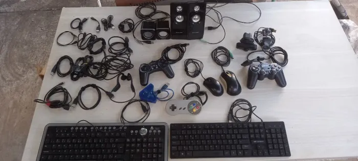 Kit Acessórios de Computador - Mouse, Teclado, Caixa de Som, Gamepad, Cabos USB
