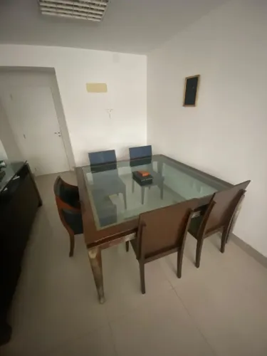 Mesa de escritório com 5 cadeiras