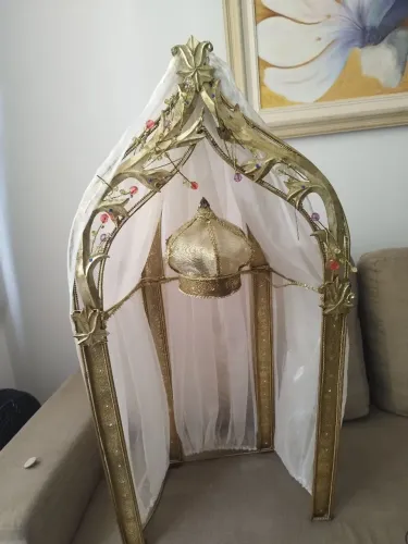 Baldaquino religioso artesanal dourado com cortinas - peça decorativa rara