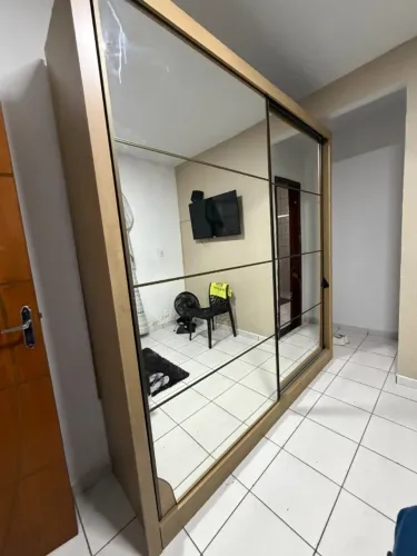 Guarda roupas de casal com porta toda espelhada