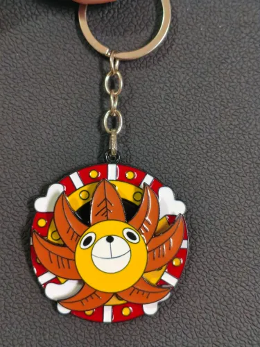 One Peace - pingente chaveiro de metal com sistema giratório e esmaltado