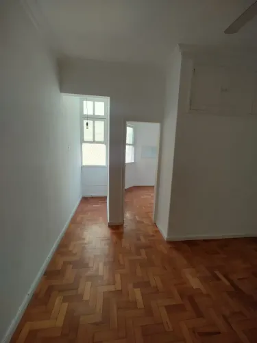 Excelente apartamento para locação no leme, quarto, sala, cozinha, banheiro e dependência