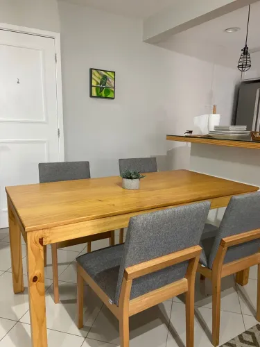 Mesa de jantar da Tok Stok com 4 cadeiras