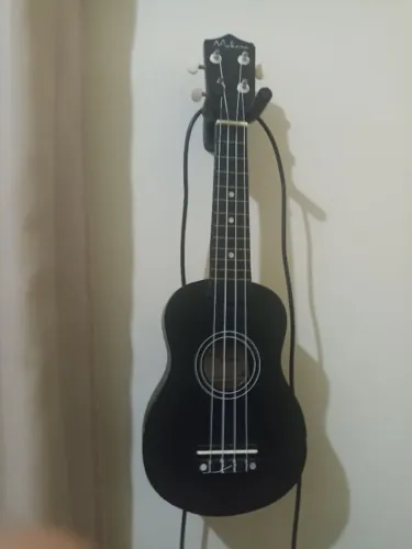 Ukulele preto usado (cordas novas e poucas marcas de uso)