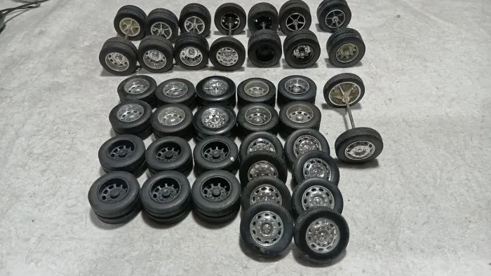 Lote decRodas para Miniatura Caminhão escala 1/32 usadas