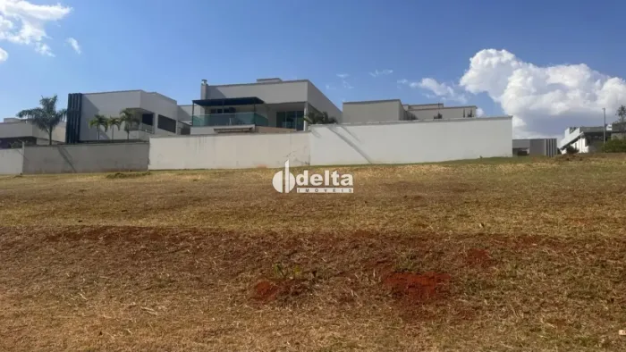 Terreno em condomínio disponível para venda no bairro Granja Marileusa em Uberlândia-MG