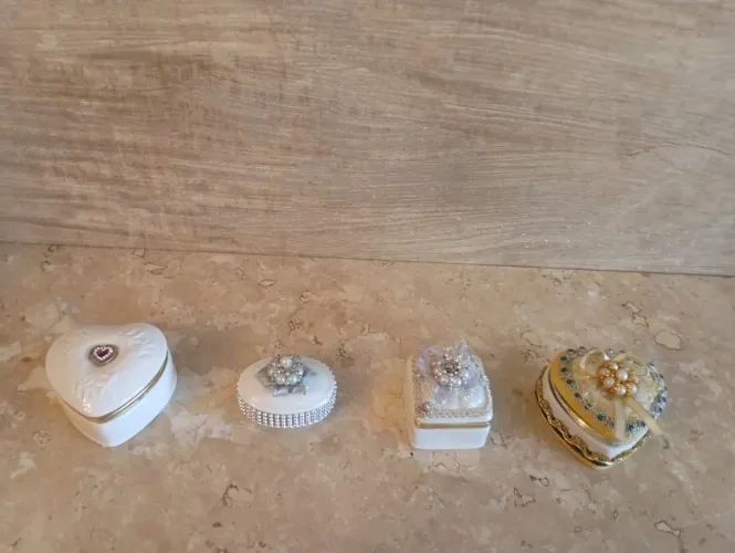 4 porta jóias de porcelana.