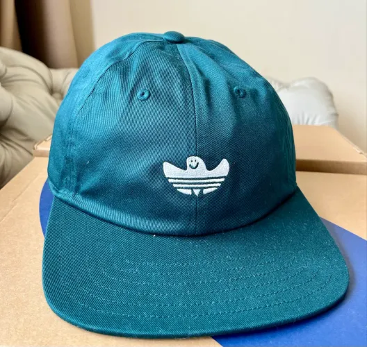 Boné Adidas skate. 