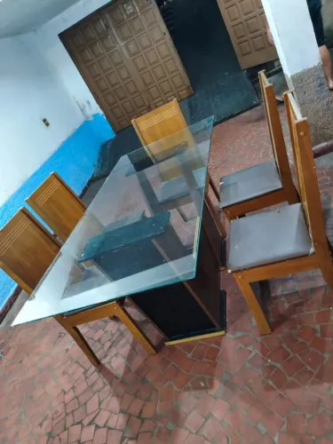 Mesa com tampo de vidro com 5 cadeiras