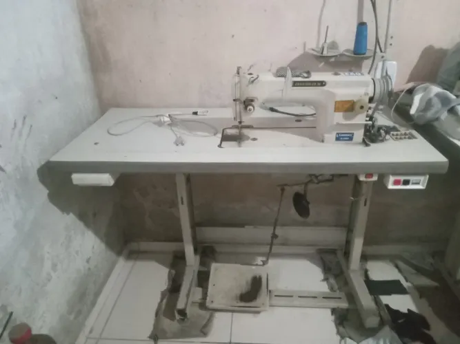 Máquina de costura, reta. Preço a negociar.