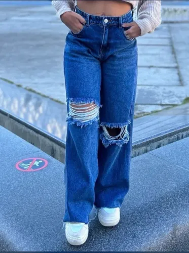 calça jeans com rasgos 